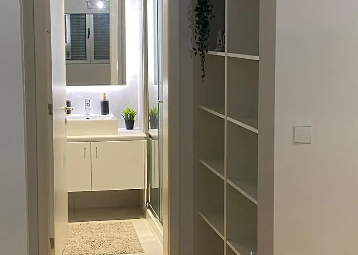 Nest Nestled Minutes From The Coast Lejlighed *